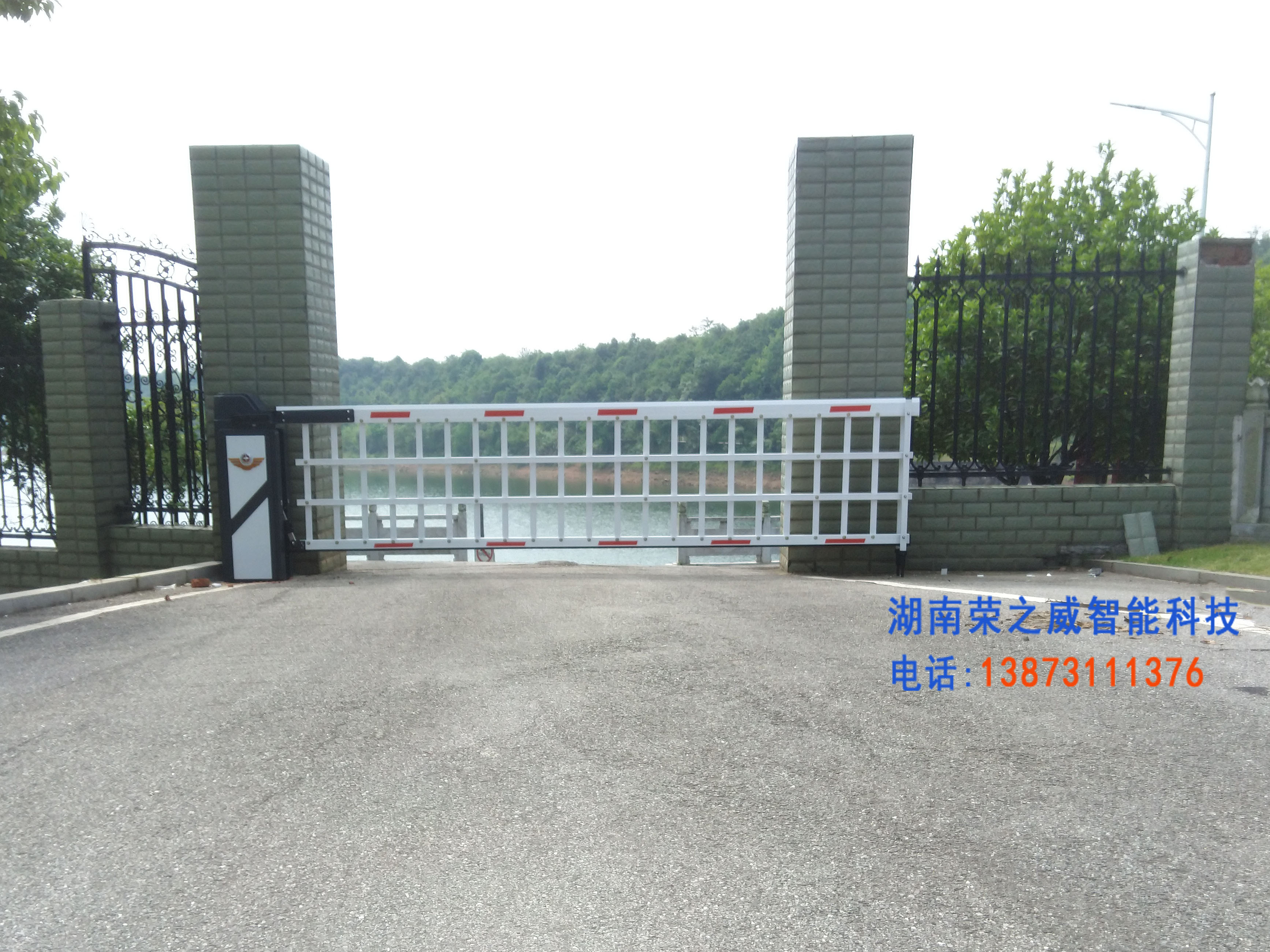 長(zhǎng)沙伸縮門,長(zhǎng)沙電動(dòng)門,長(zhǎng)沙電動(dòng)伸縮門,長(zhǎng)沙伸縮門,長(zhǎng)沙電動(dòng)伸縮門廠